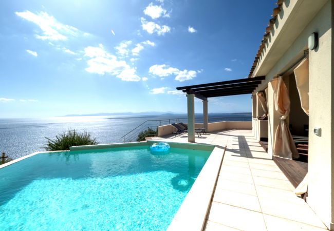 Villa à Quartu Sant´Elena - Villa to rent with pool and sea views in Sardinia