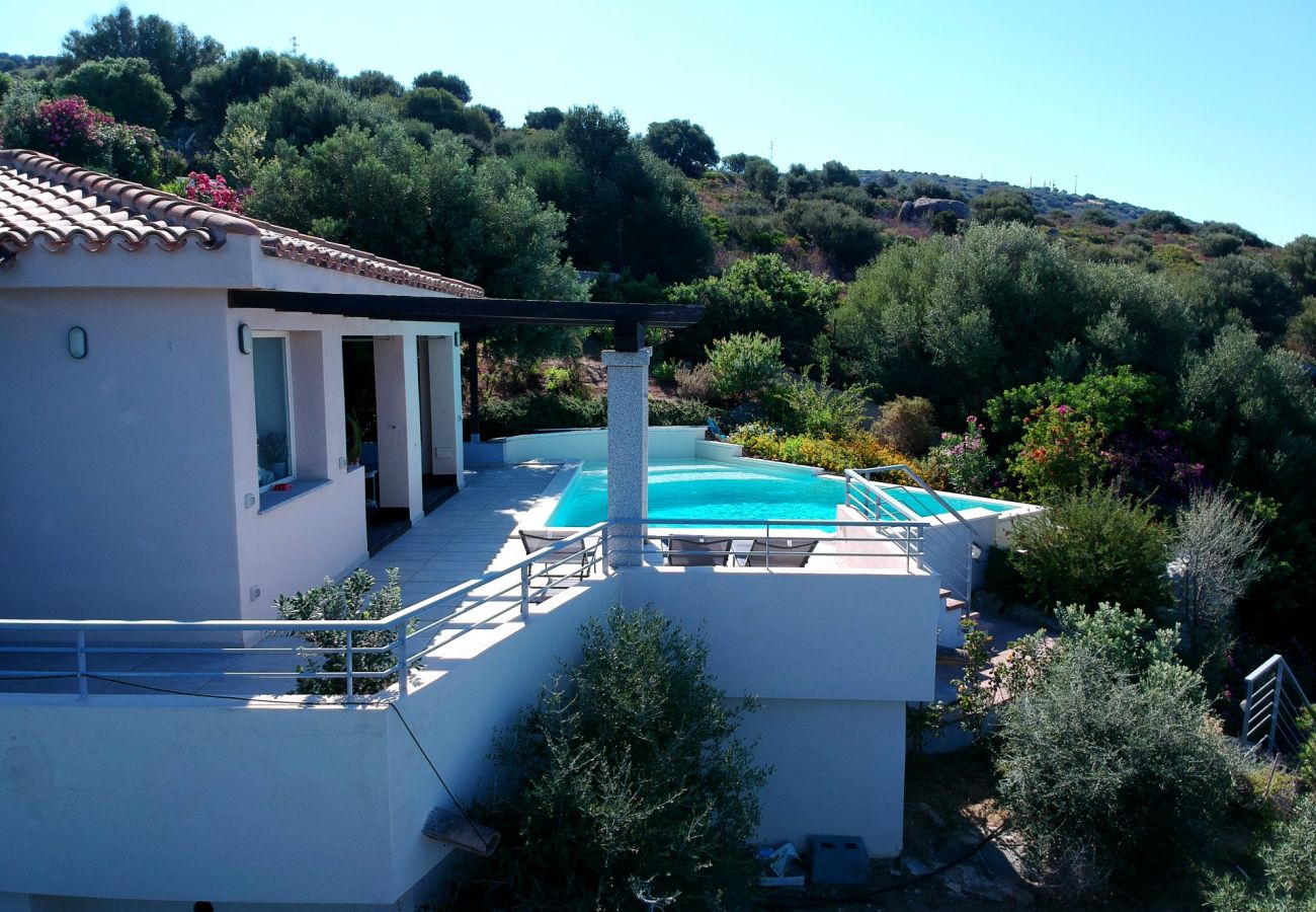 Villa à Quartu Sant´Elena - Villa to rent with pool and sea views in Sardinia