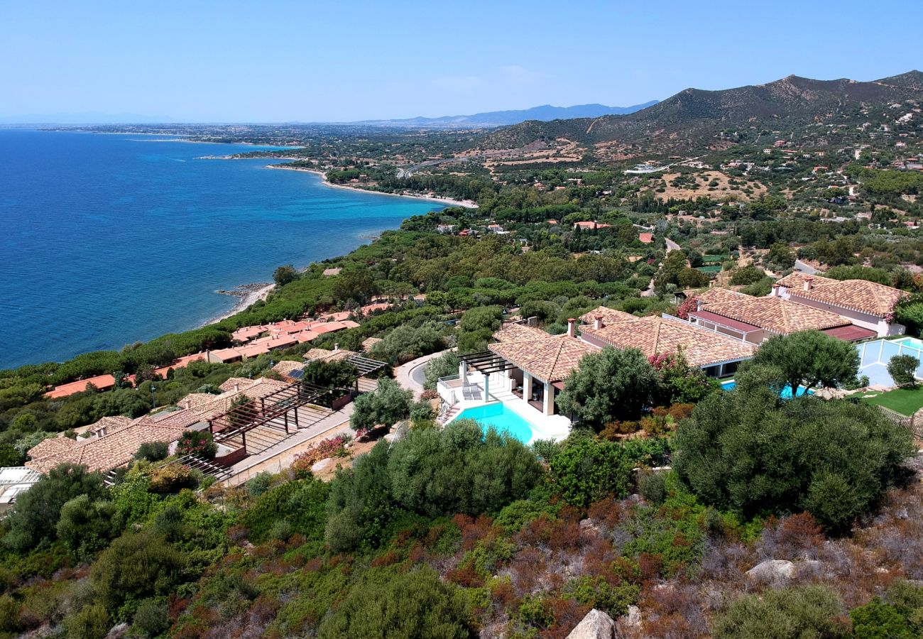 Villa à Quartu Sant´Elena - Villa to rent with pool and sea views in Sardinia