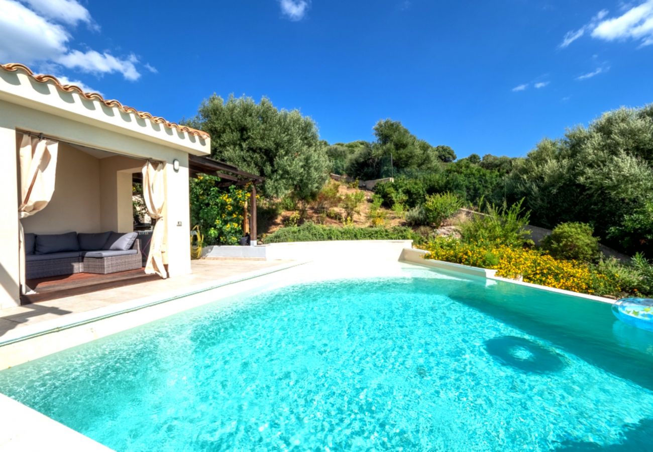 Villa à Quartu Sant´Elena - Villa to rent with pool and sea views in Sardinia