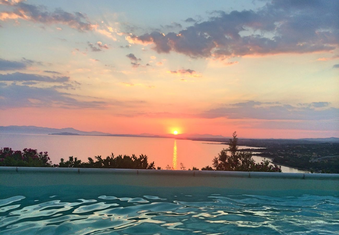 Couchers de soleil en Sardaigne depuis des villas avec piscine privée à louer