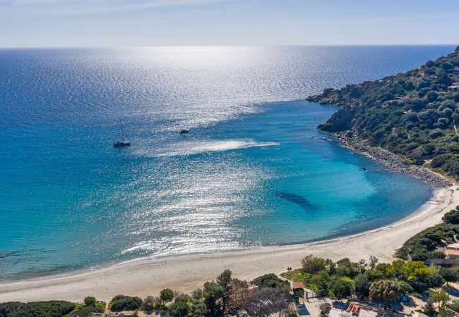 Ville al mare con piscina in affitto in Sardegna