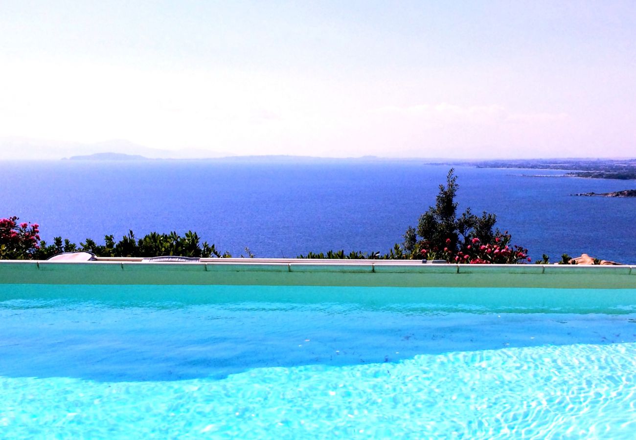Villa panoramica in affitto in Sardegna con piscina privata